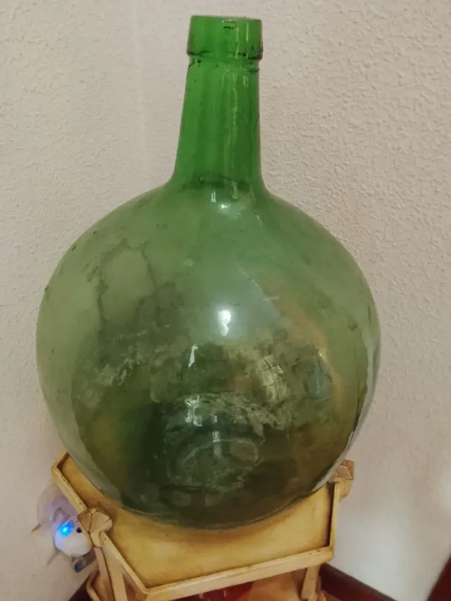 Damajuana o garrafa de cristal