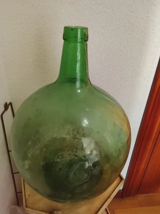 Damajuana o garrafa de cristal