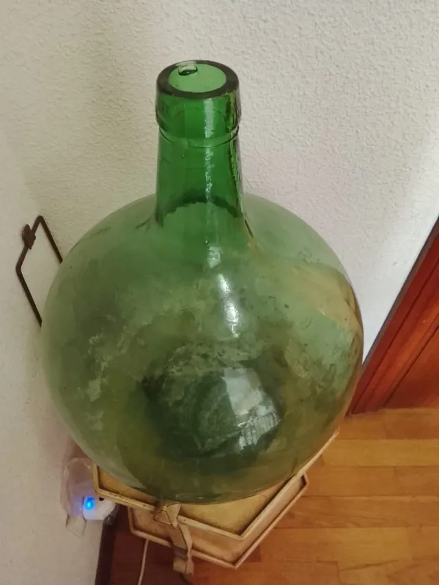 Damajuana o garrafa de cristal