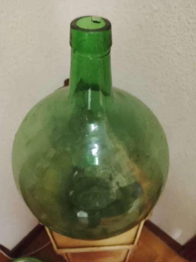 Damajuana o garrafa de cristal