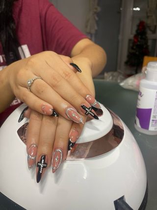 manicura semipermanente o uñas acrílicas