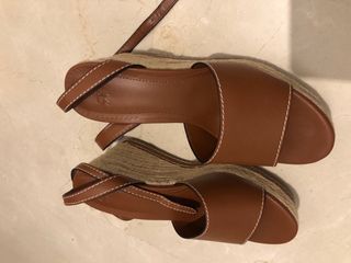 Sandalias cuña Parfois marrones