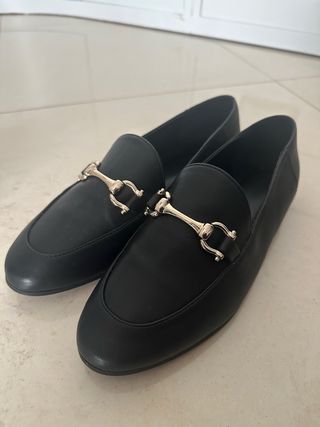 Zapatos negros Parfois con detalle metálico