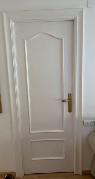 Puerta blanca madera con manivela dorada