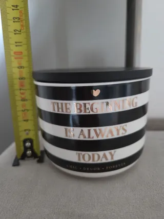 Candela decorativa a righe nere e bianche