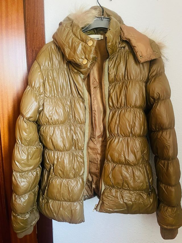 Chaqueta acolchada beige con capucha