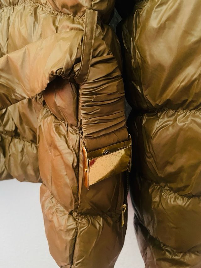 Chaqueta acolchada beige con capucha