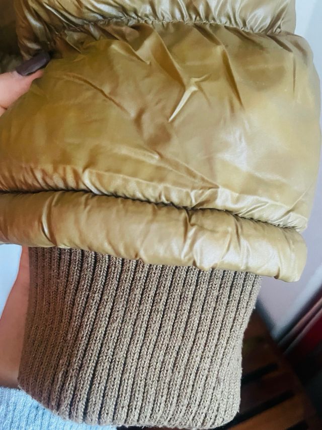 Chaqueta acolchada beige con capucha