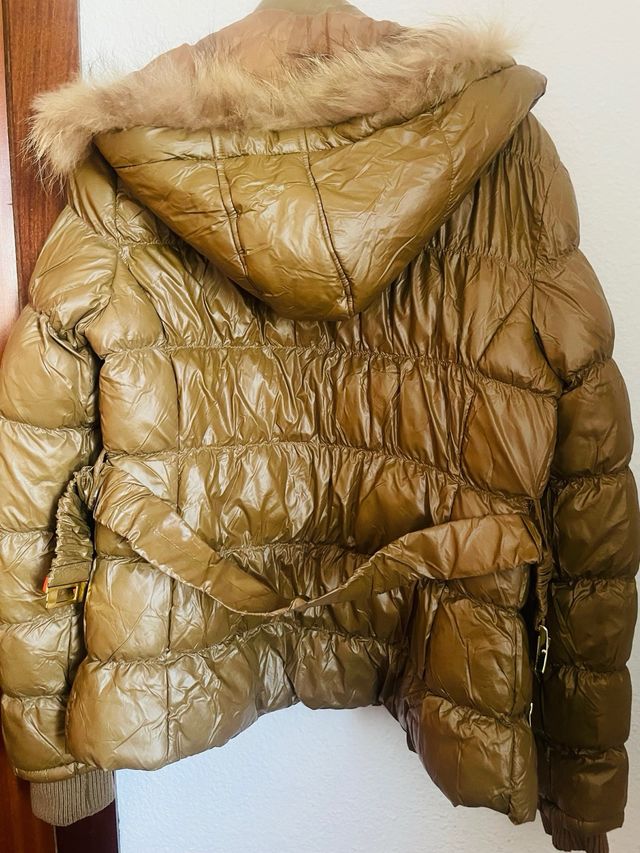 Chaqueta acolchada beige con capucha