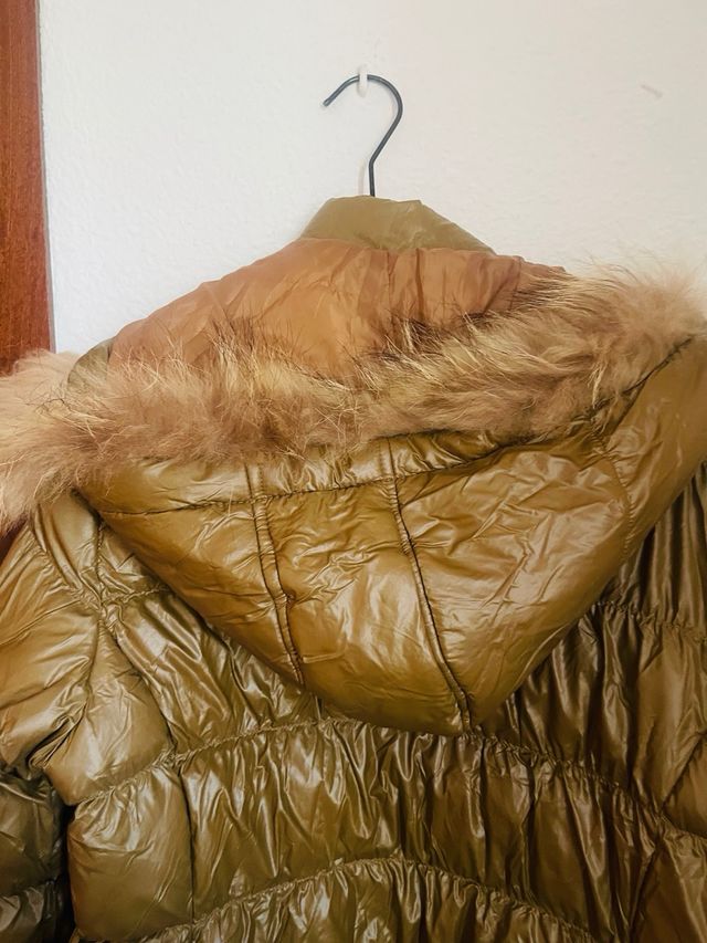 Chaqueta acolchada beige con capucha