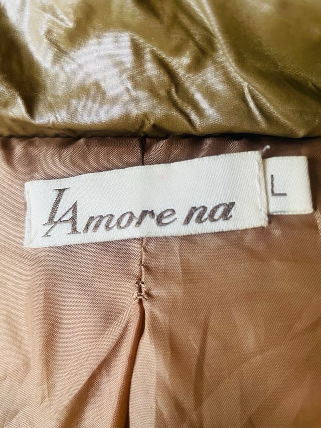 Chaqueta acolchada beige con capucha