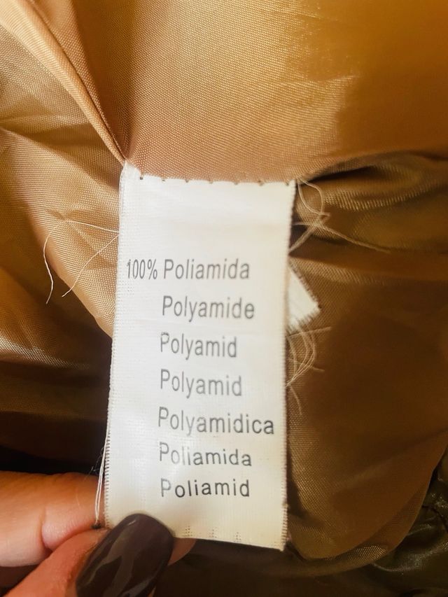 Chaqueta acolchada beige con capucha