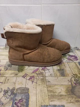 Botas Ugg Talla 36 con detalle dorado