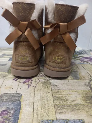 Botas Ugg Talla 36 con detalle dorado