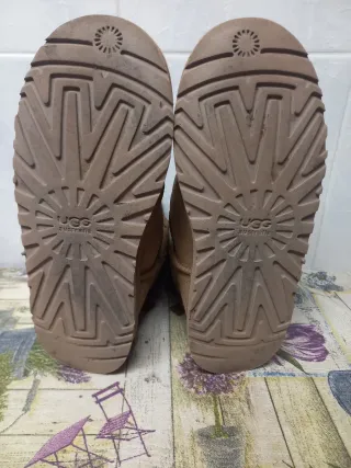Botas Ugg Talla 36 con detalle dorado