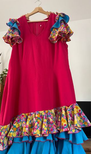 Traje de flamenca rosa con volantes y mantoncillo