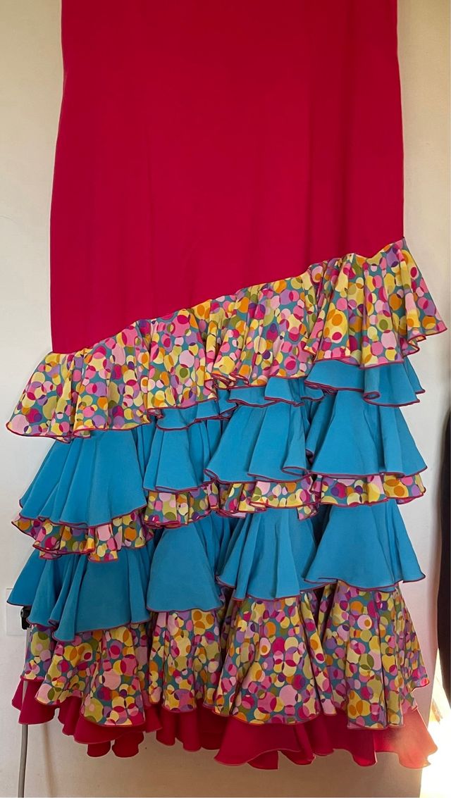 Traje de flamenca rosa con volantes y mantoncillo