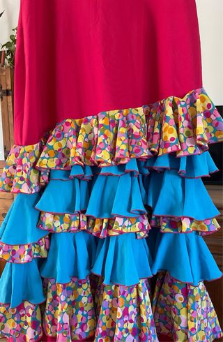 Traje de flamenca rosa con volantes y mantoncillo