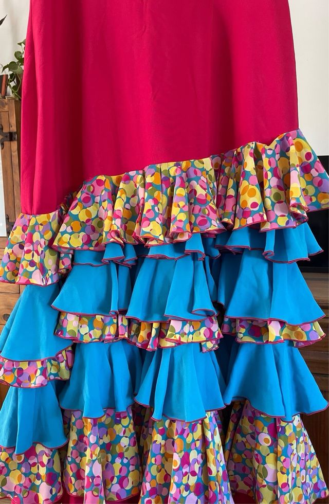 Traje de flamenca rosa con volantes y mantoncillo