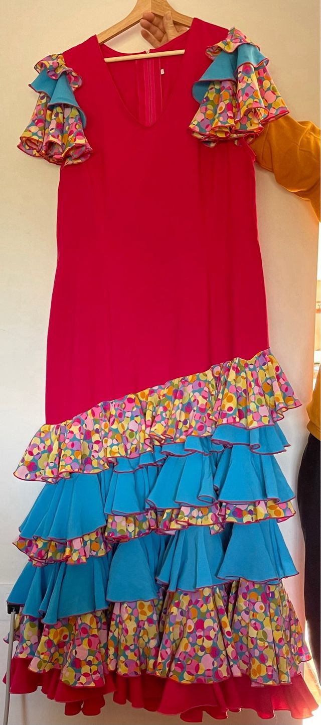 Traje de flamenca rosa con volantes y mantoncillo