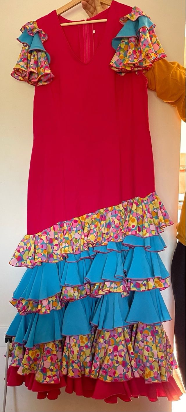 Traje de flamenca rosa con volantes y mantoncillo