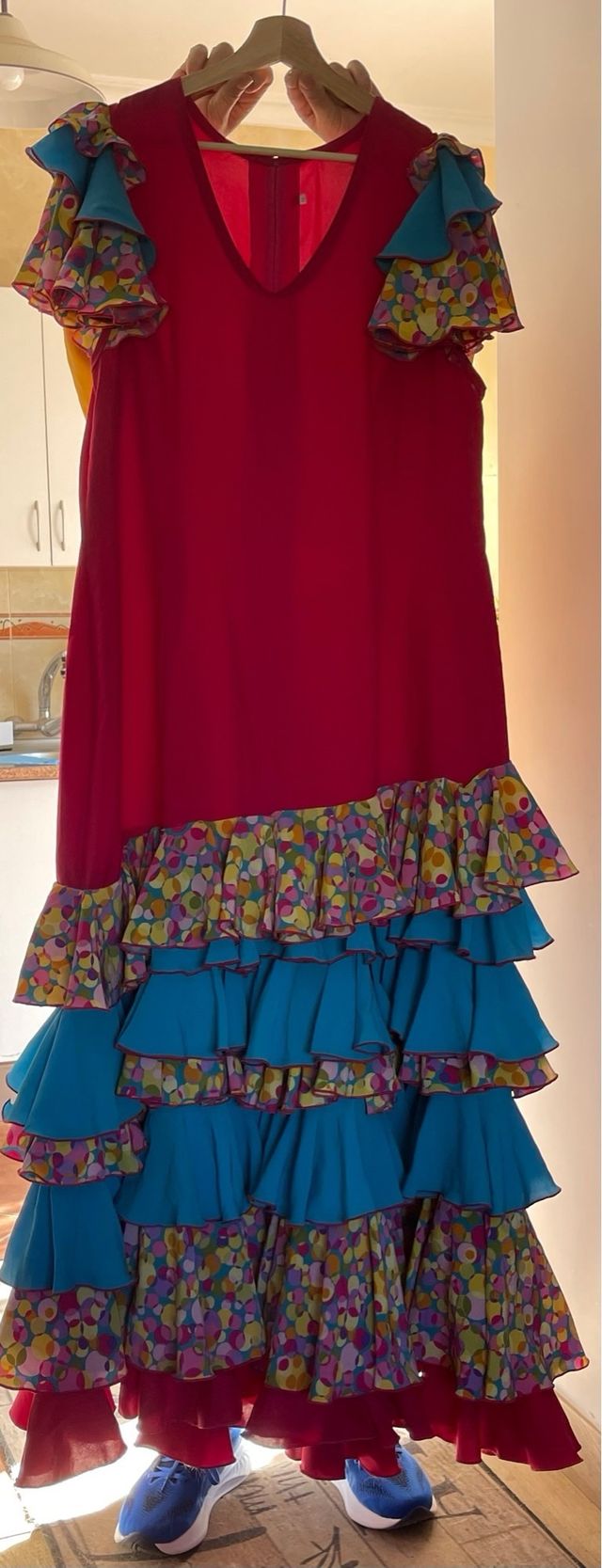 Traje de flamenca rosa con volantes y mantoncillo