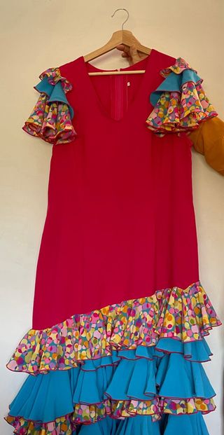 Traje de flamenca rosa con volantes y mantoncillo