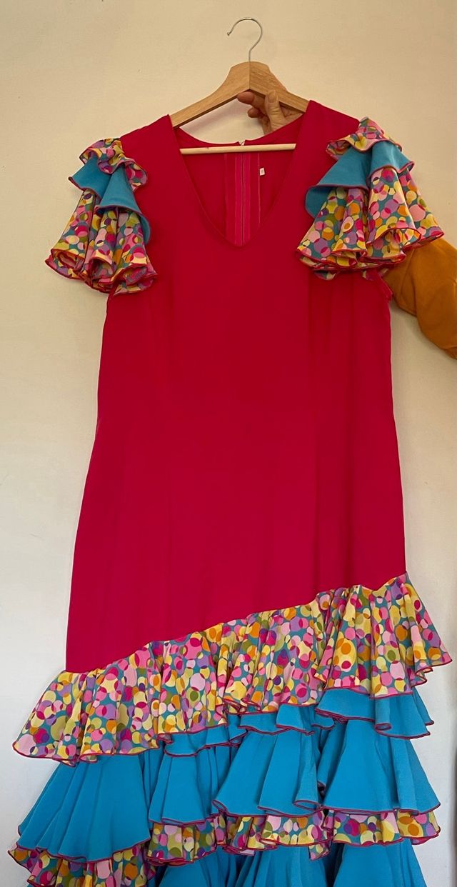 Traje de flamenca rosa con volantes y mantoncillo