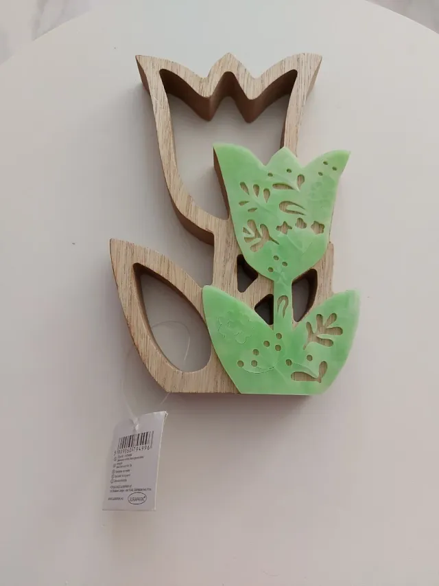 Adorno de madera y plástico tulipán