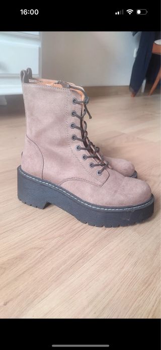 Botas militares marrones con cordones