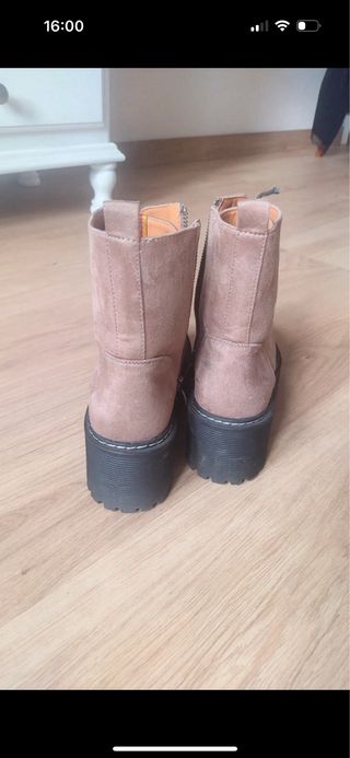 Botas militares marrones con cordones