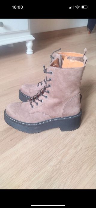 Botas militares marrones con cordones