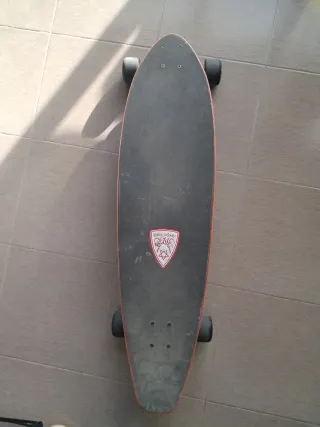 Longboard Negro con Logo Rojo