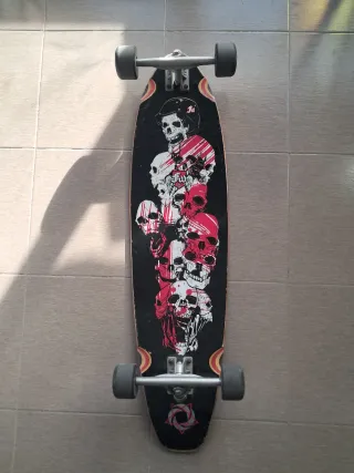 Longboard Negro con Logo Rojo