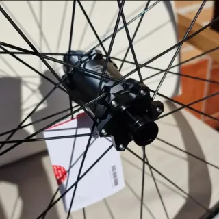 Rueda trasera 27,5" DT Swiss HX 1700 Spline 30 IS