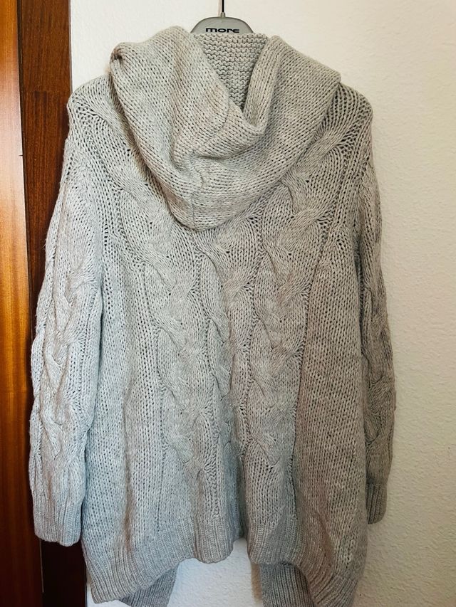 Chaqueta de punto gris con capucha