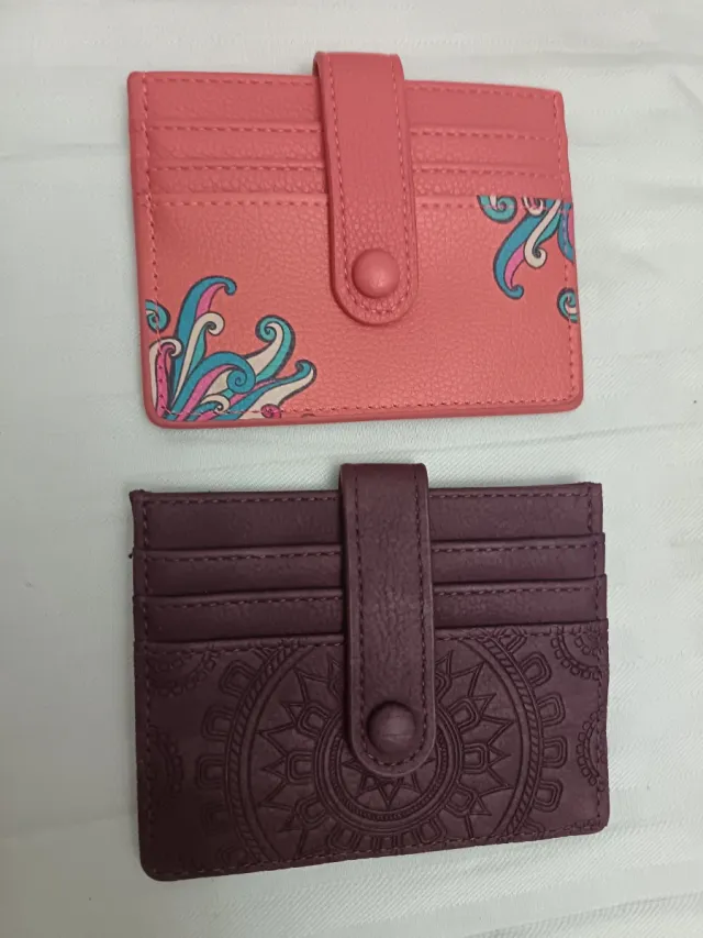 Tarjetero rosa y morado con diseño