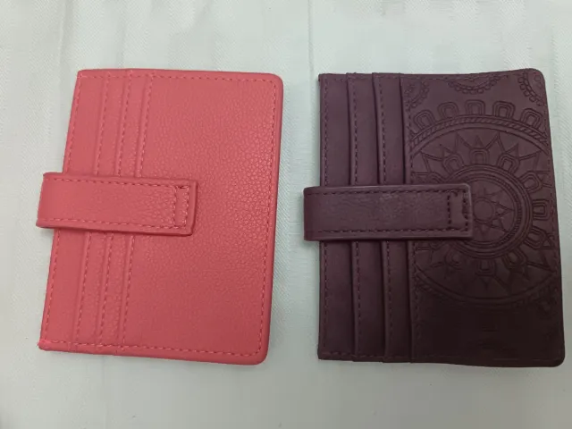 Tarjetero rosa y morado con diseño