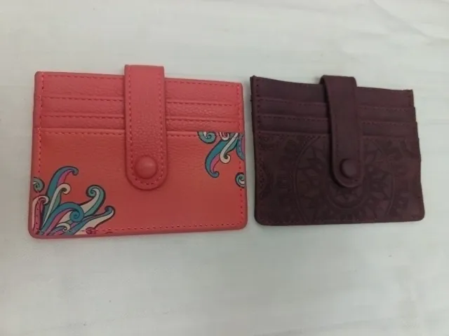 Tarjetero rosa y morado con diseño