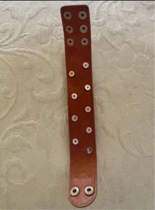 Bracciale in pelle con borchie dorate