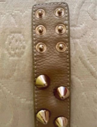 Bracciale in pelle con borchie dorate