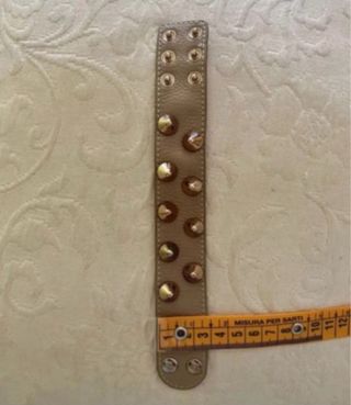 Bracciale in pelle con borchie dorate