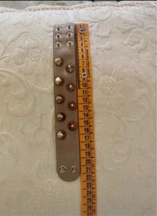 Bracciale in pelle con borchie dorate