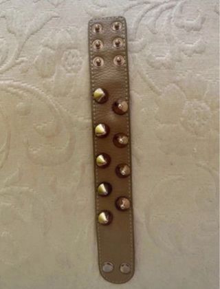 Bracciale in pelle con borchie dorate