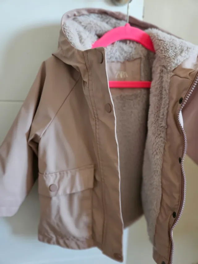 Chaqueta Zara impermeable niña 18 meses