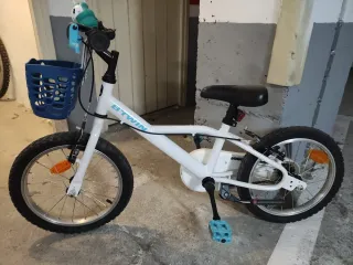 Bici infantil blanca con cesta y timbre.