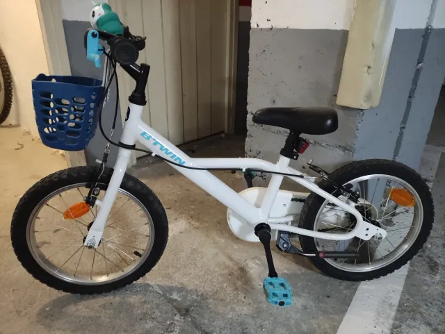 Bici infantil blanca con cesta y timbre.