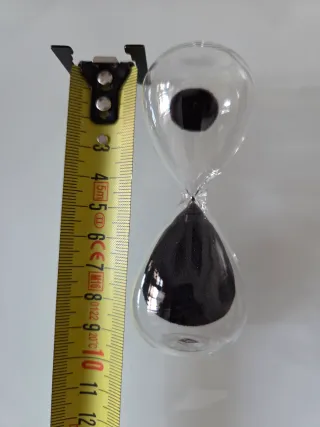 Clessidra in vetro con sabbia scura