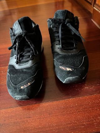 Deportivas Adidas Negras con Estampado Animal