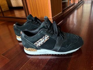 Deportivas Adidas Negras con Estampado Animal